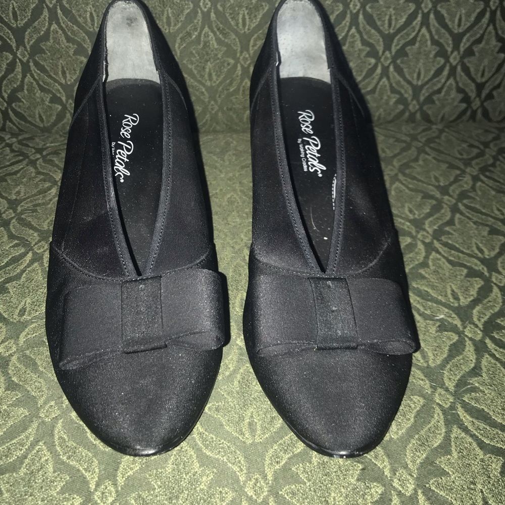 Rose Petals Black Bow Pumps